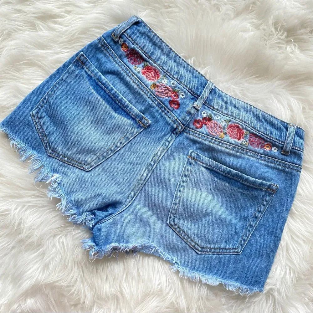 Embroidered Floral Denim Shorts - Picture 5 of 5